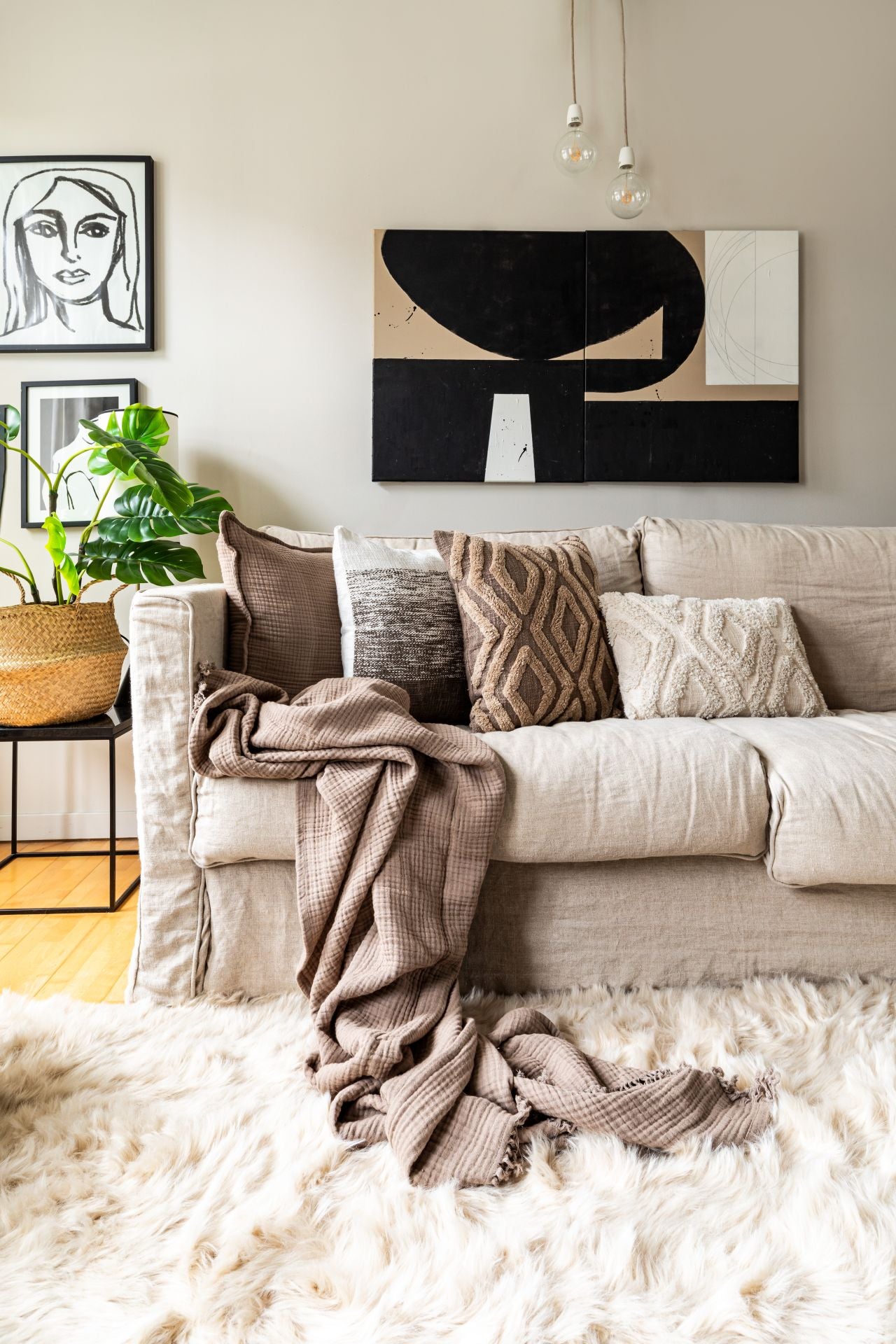 Sofa mit Dekokissen